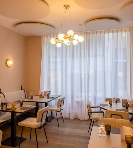 Raamdecoratie op maat voor Restaurant Louma in Roeselare