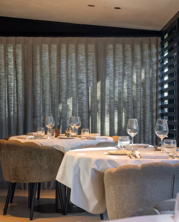 Restaurant met raamdecoratie en tafellinnen van Altex